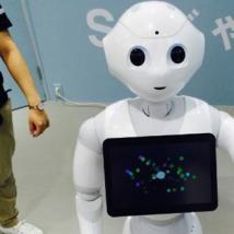 纳丁情感机器人在新加坡亮相